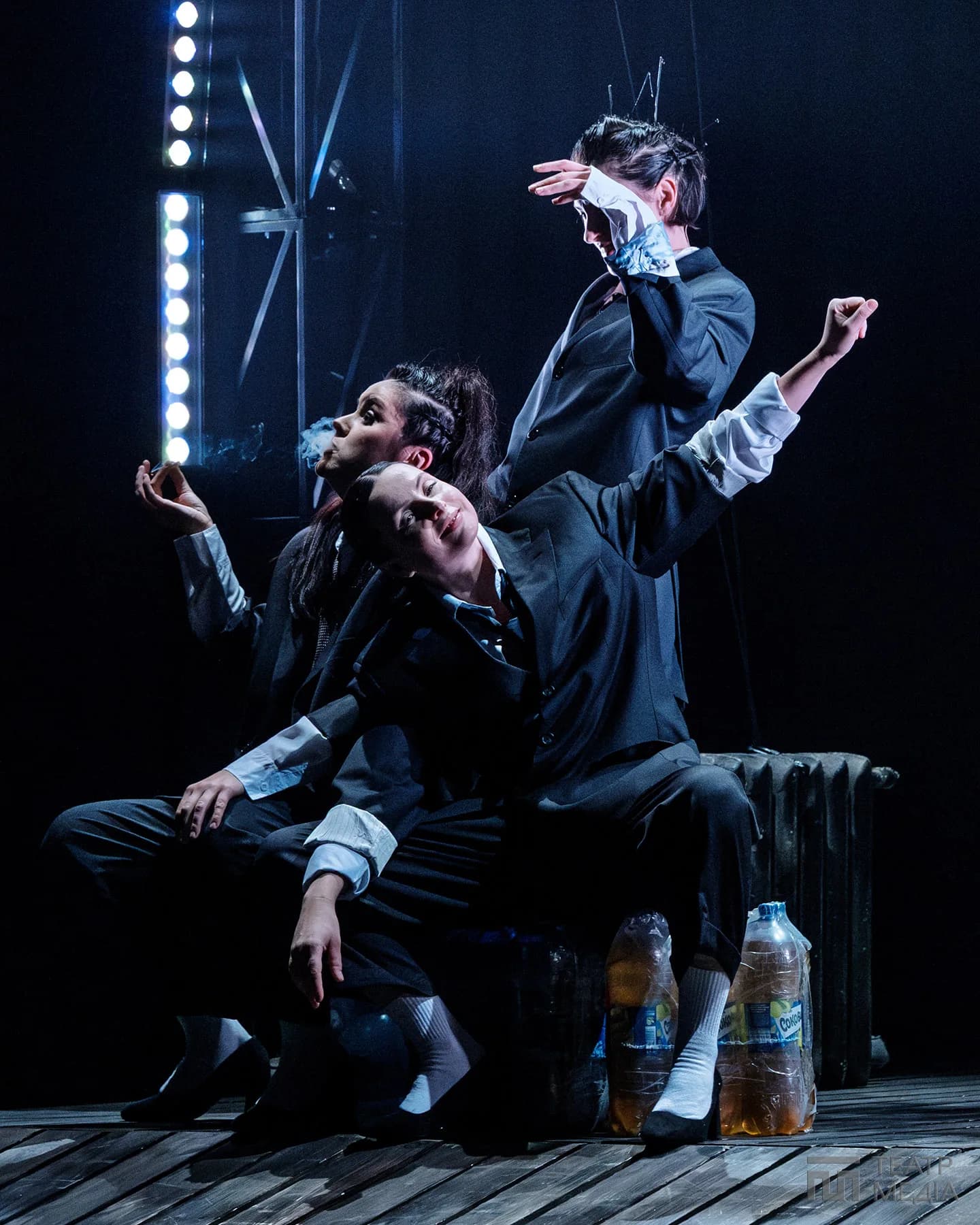 “Перукарки” на сцені Молодого театру: коли контекст важливий — 11