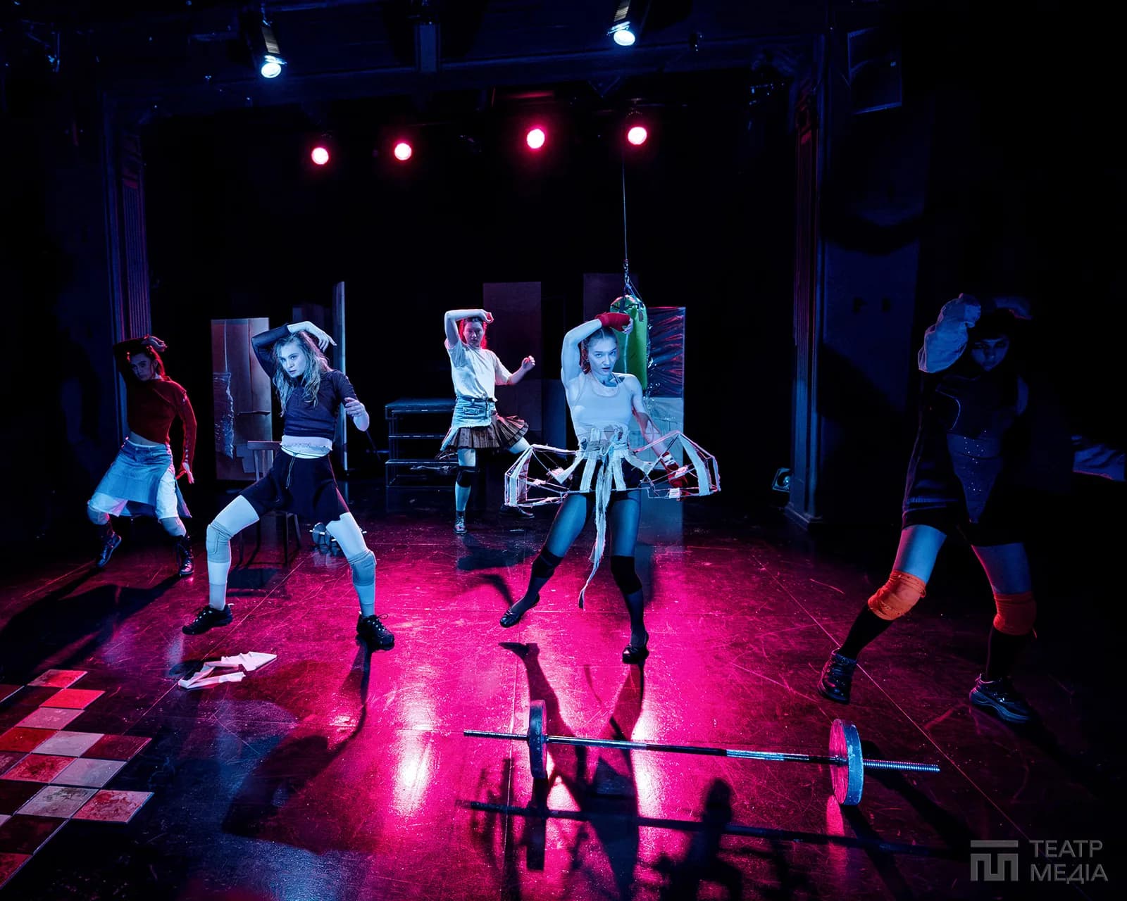 «Місячні» в Молодому: коли маніфест підміняє театр — 8