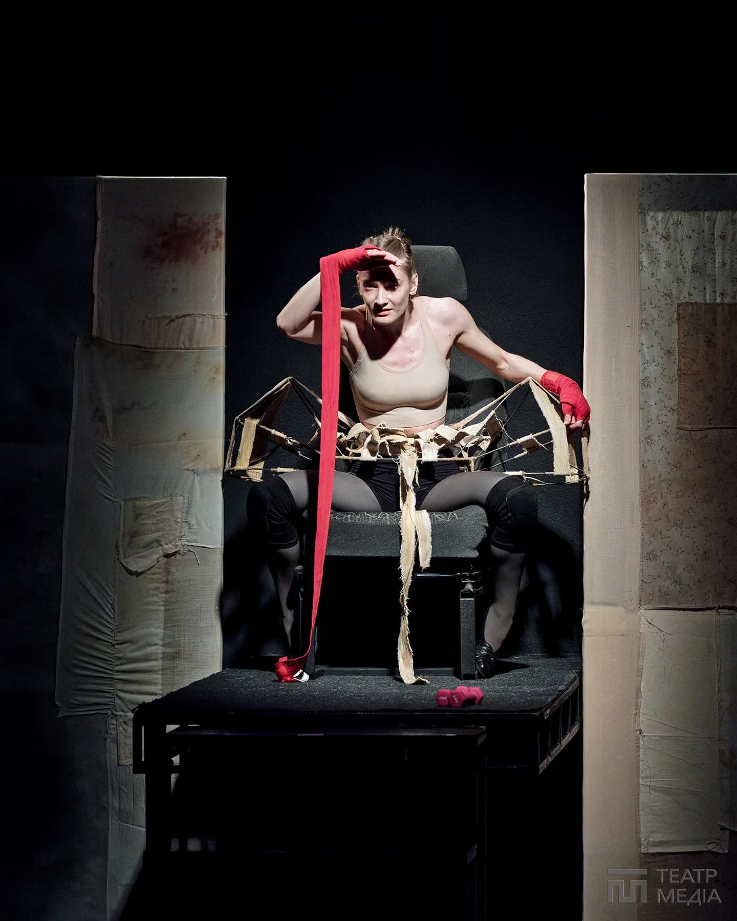 «Місячні» в Молодому: коли маніфест підміняє театр — 17