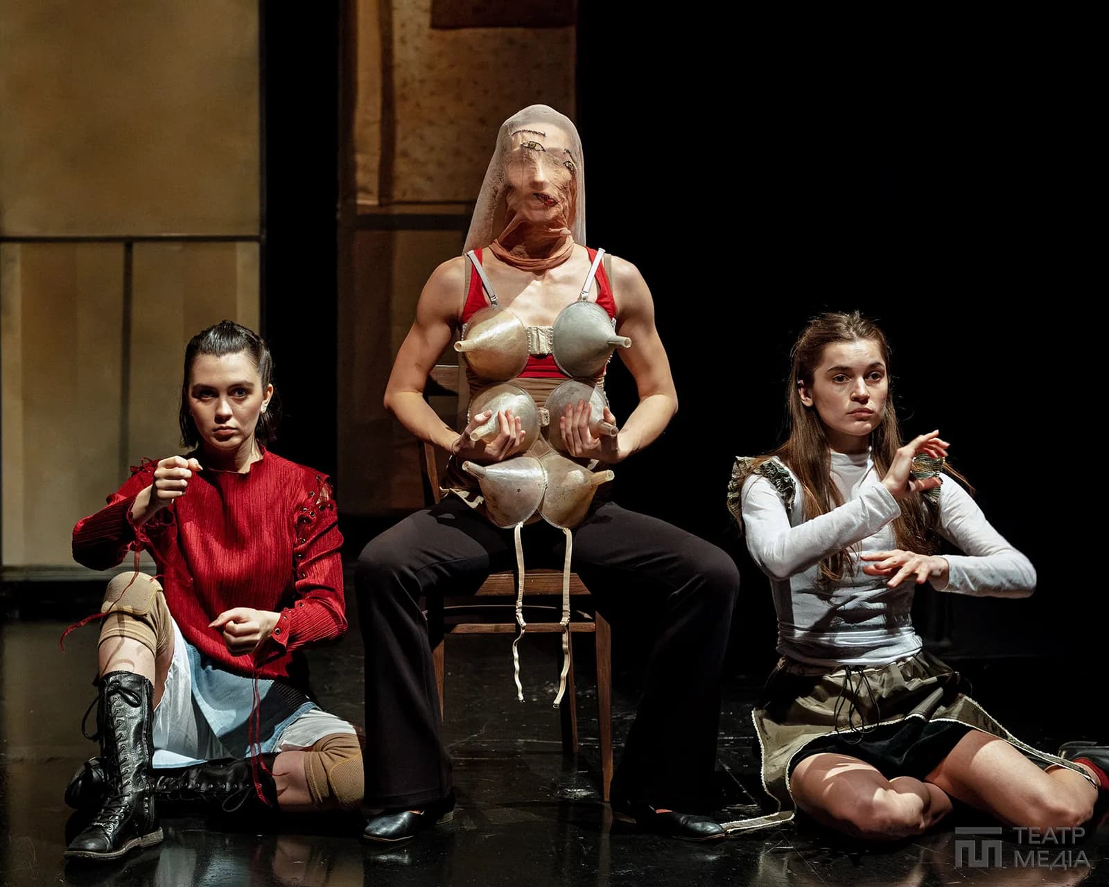 «Місячні» в Молодому: коли маніфест підміняє театр — 3