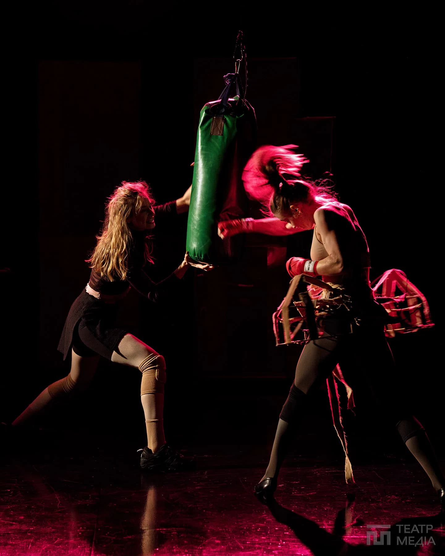 «Місячні» в Молодому: коли маніфест підміняє театр — 4