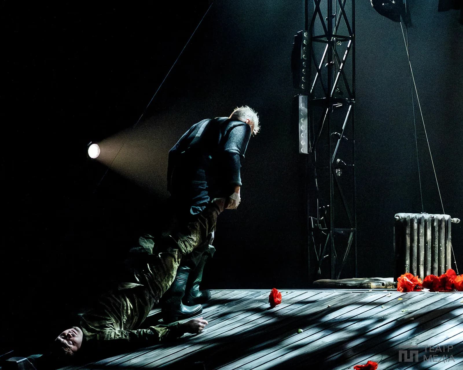 “Перукарки” на сцені Молодого театру: коли контекст важливий