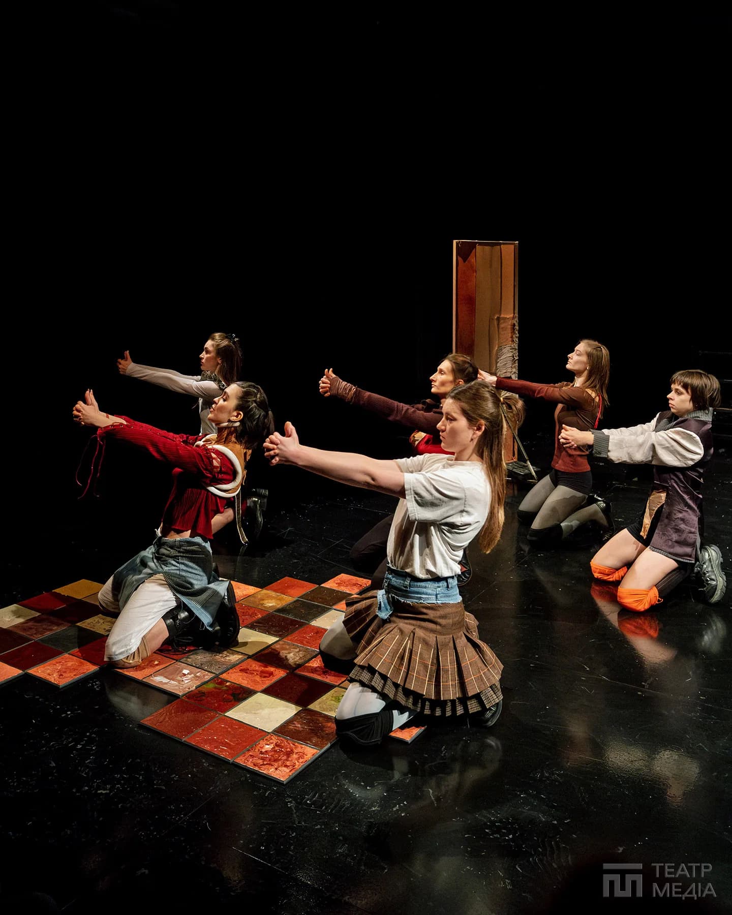 «Місячні» в Молодому: коли маніфест підміняє театр — 2