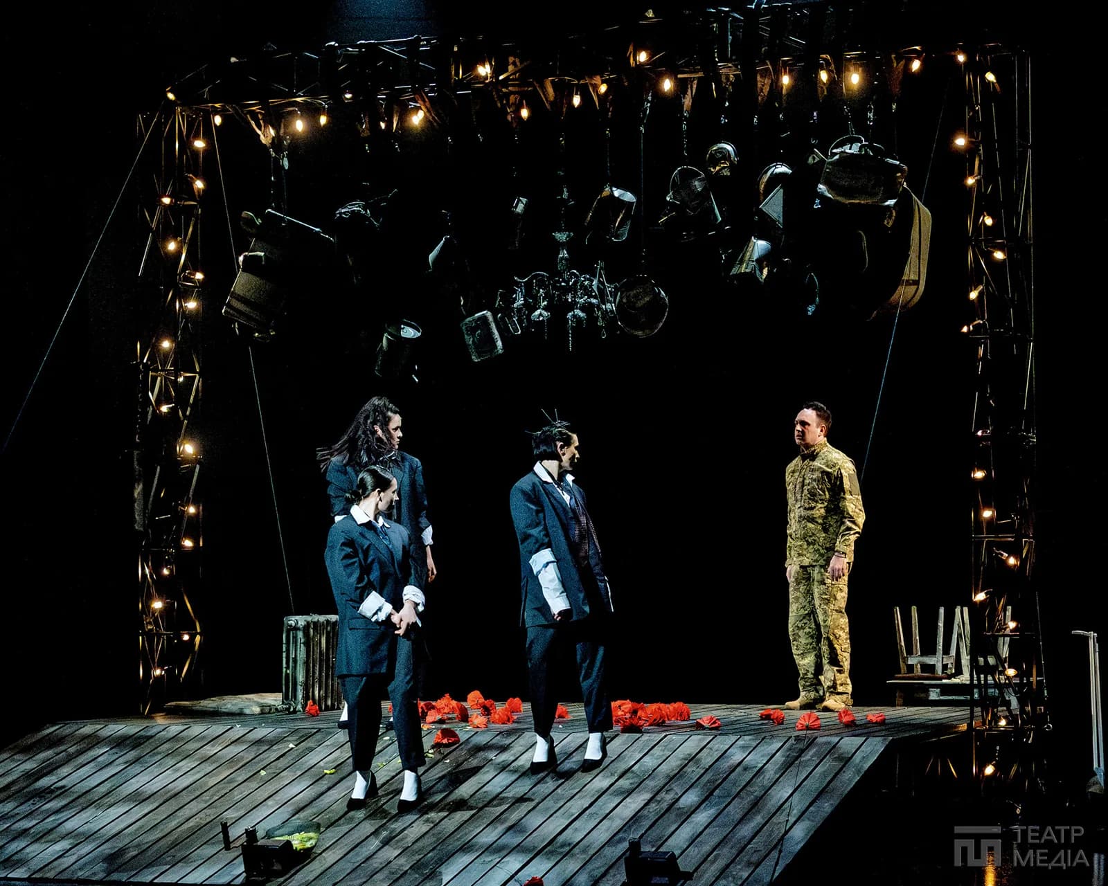 “Перукарки” на сцені Молодого театру: коли контекст важливий — 15