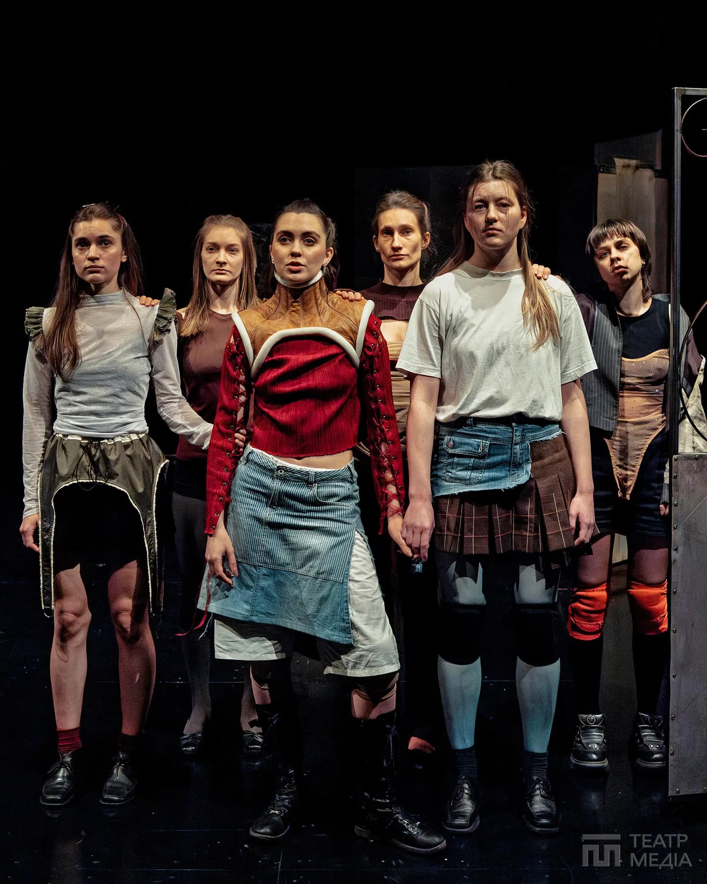 «Місячні» в Молодому: коли маніфест підміняє театр — 19