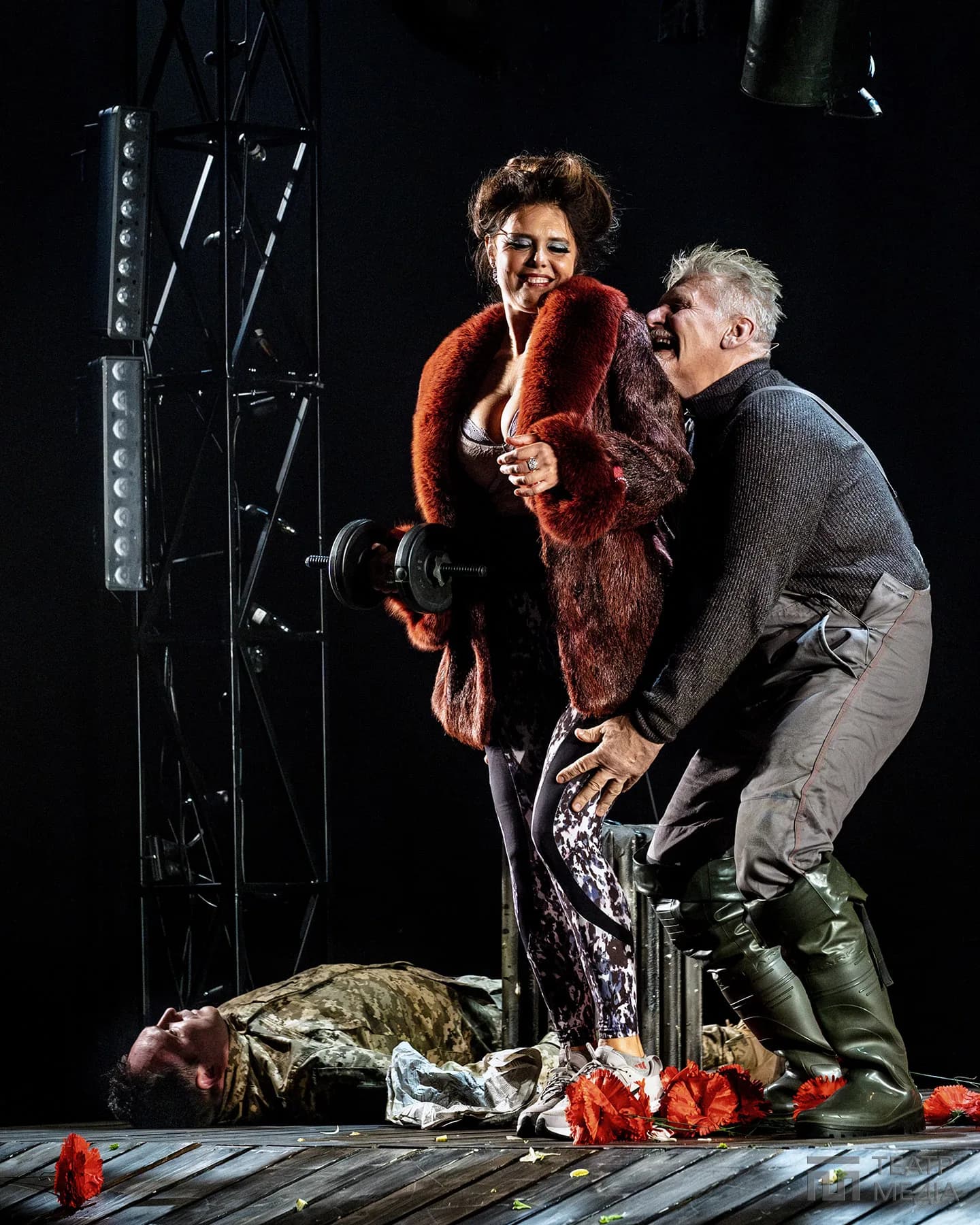 “Перукарки” на сцені Молодого театру: коли контекст важливий — 9