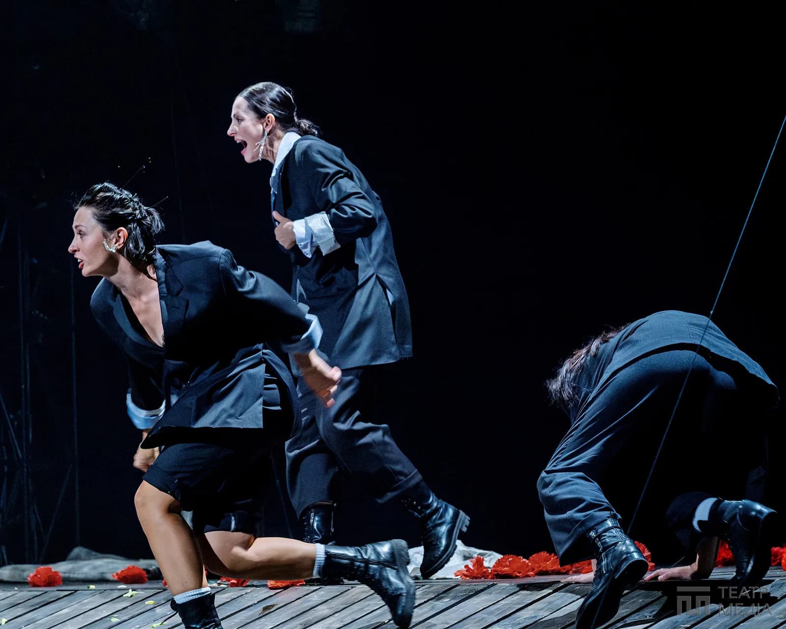 “Перукарки” на сцені Молодого театру: коли контекст важливий — 13