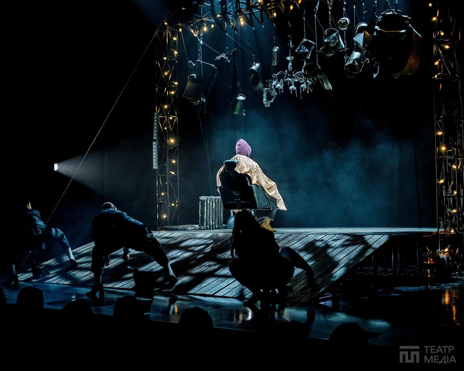 “Перукарки” на сцені Молодого театру: коли контекст важливий — 8