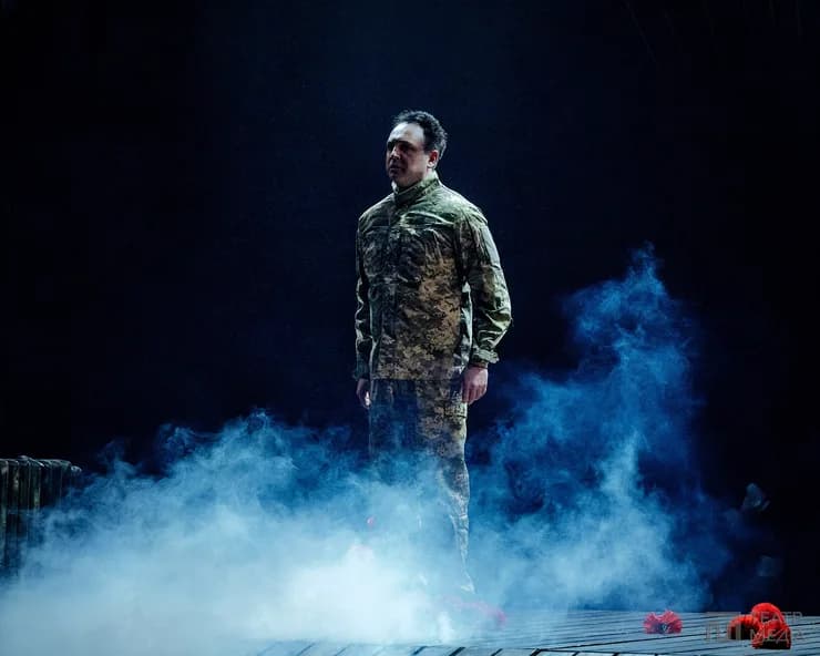 Коли мирне життя не лікує: солдат у світі “Перукарок”