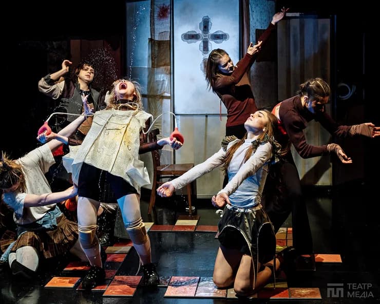 «Місячні» в Молодому: коли маніфест підміняє театр