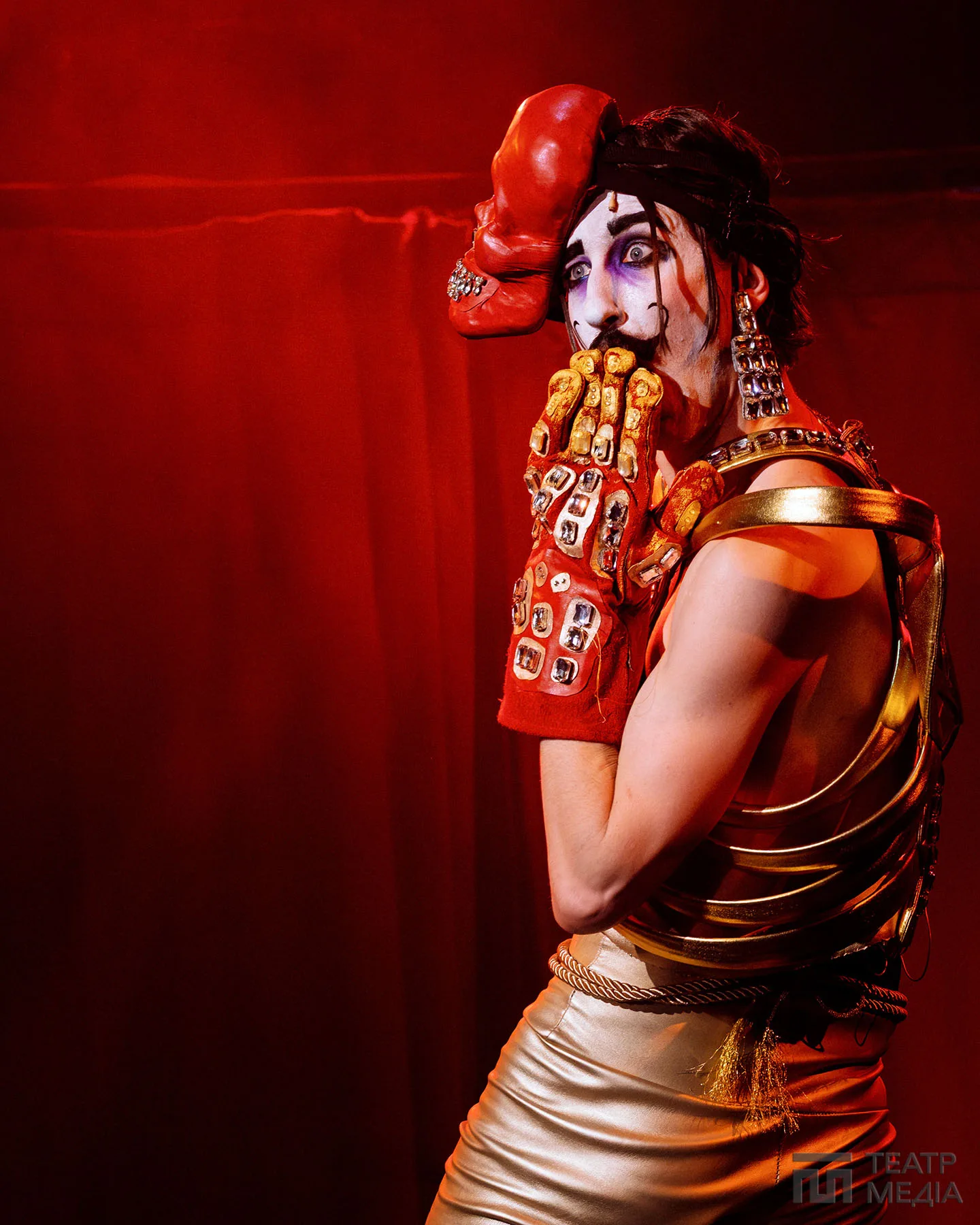 Ласкаво просимо, welcome!  In cabaret, у кабаре, до «Кабаре»!.. — 36