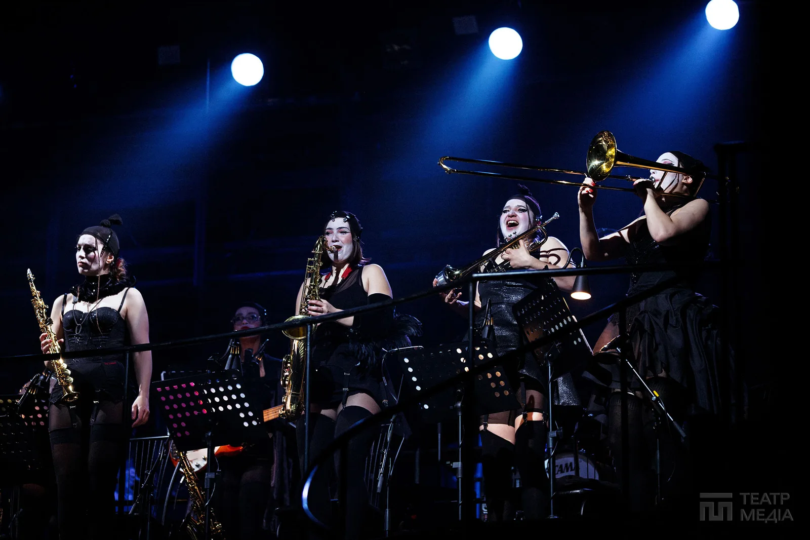 Ласкаво просимо, welcome!  In cabaret, у кабаре, до «Кабаре»!.. — 34