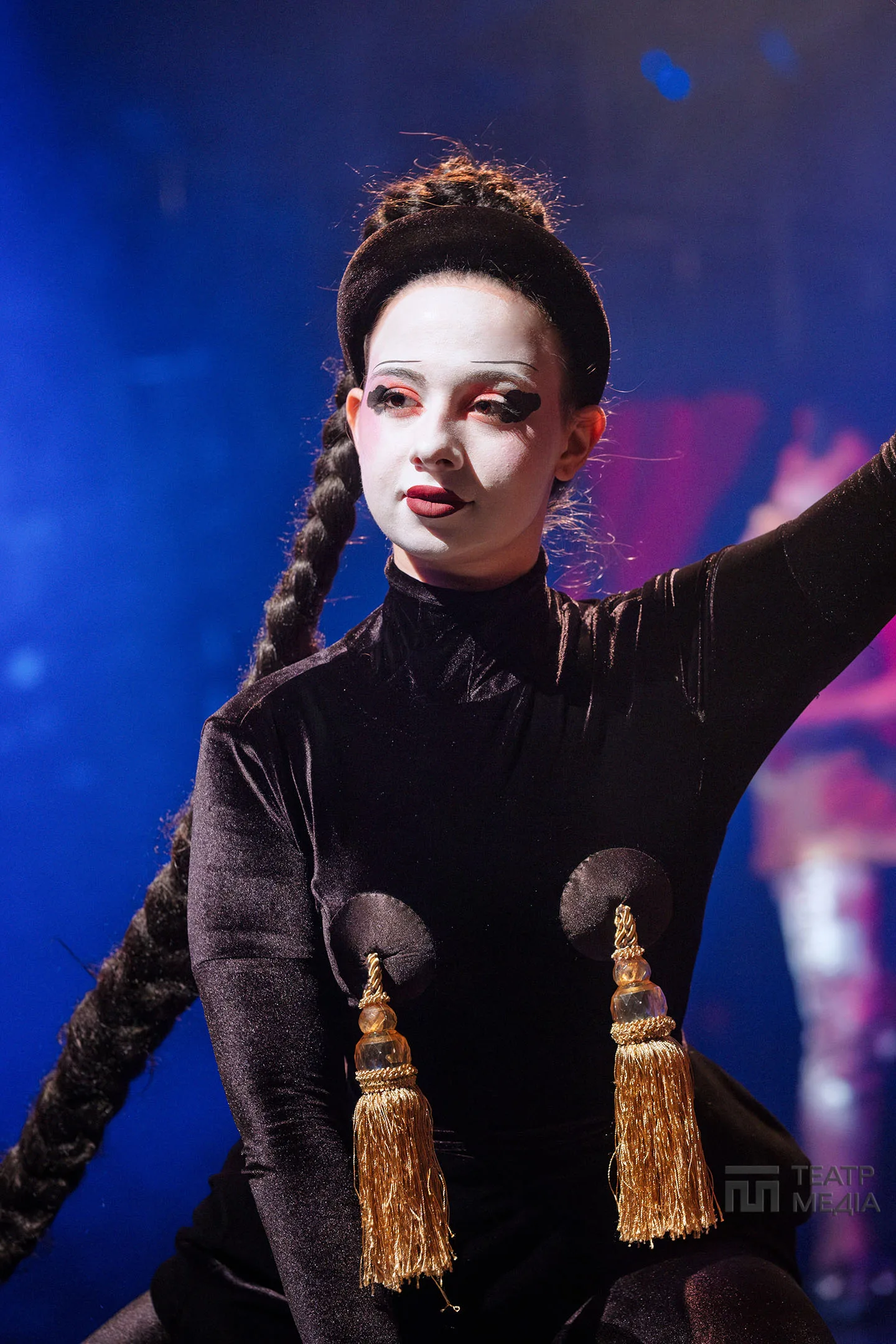 Ласкаво просимо, welcome!  In cabaret, у кабаре, до «Кабаре»!.. — 45