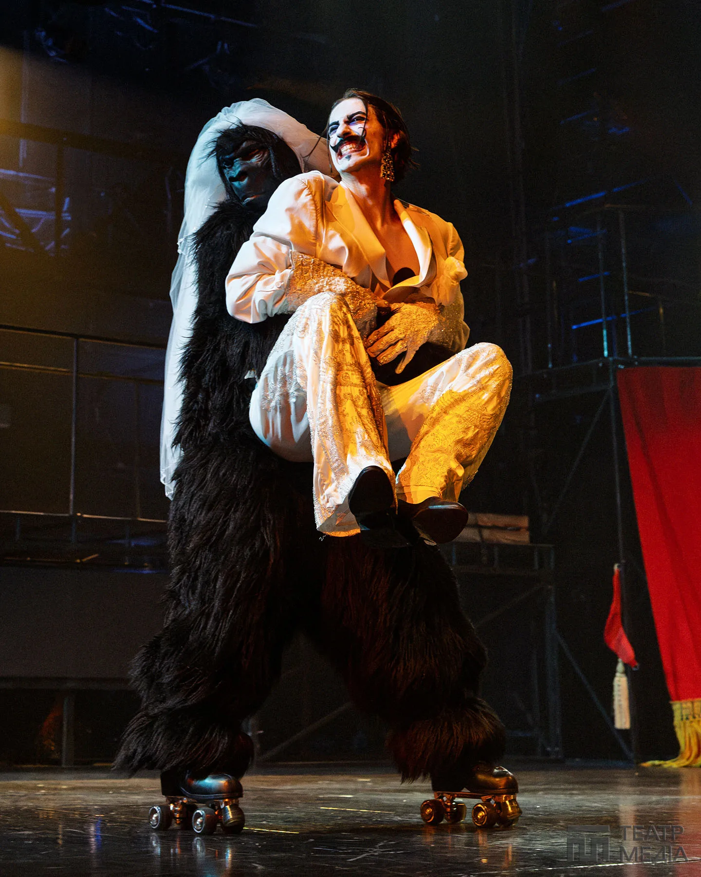 Ласкаво просимо, welcome!  In cabaret, у кабаре, до «Кабаре»!.. — 31