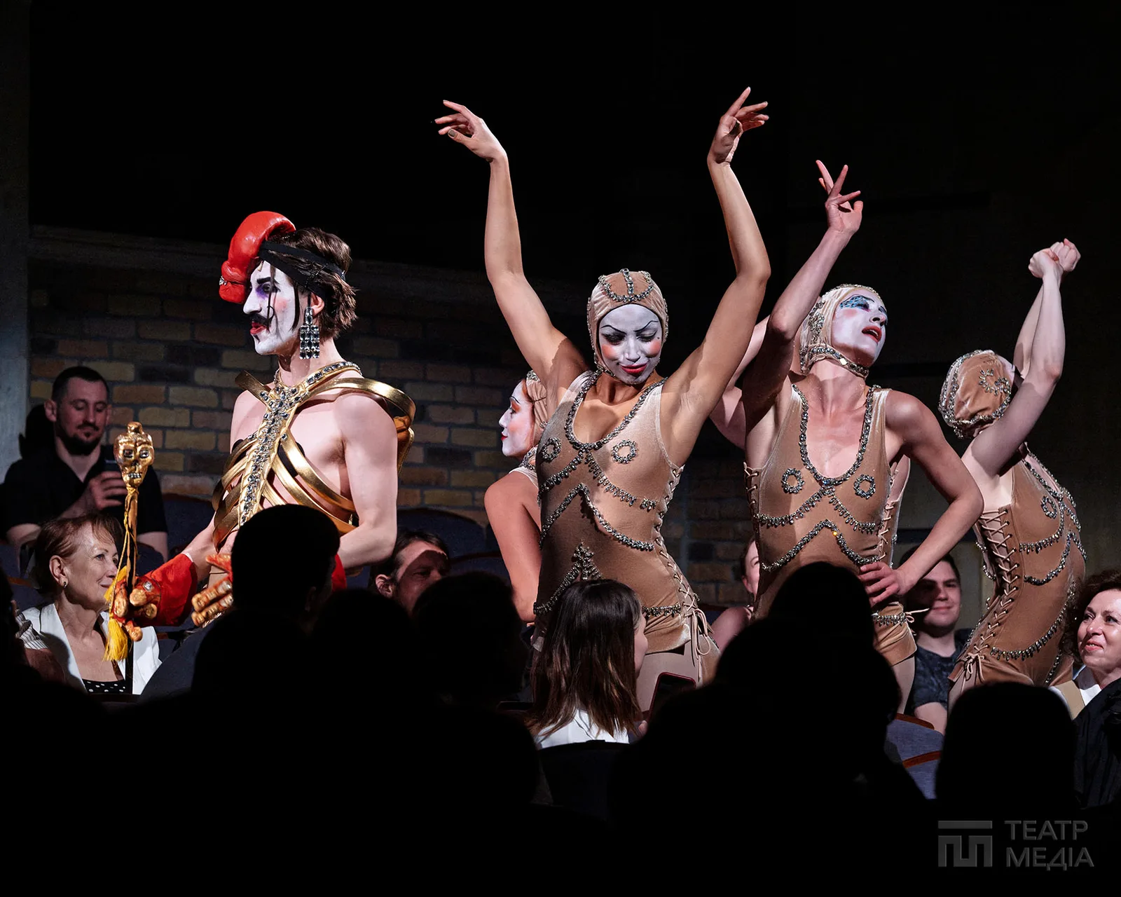 Ласкаво просимо, welcome!  In cabaret, у кабаре, до «Кабаре»!.. — 4