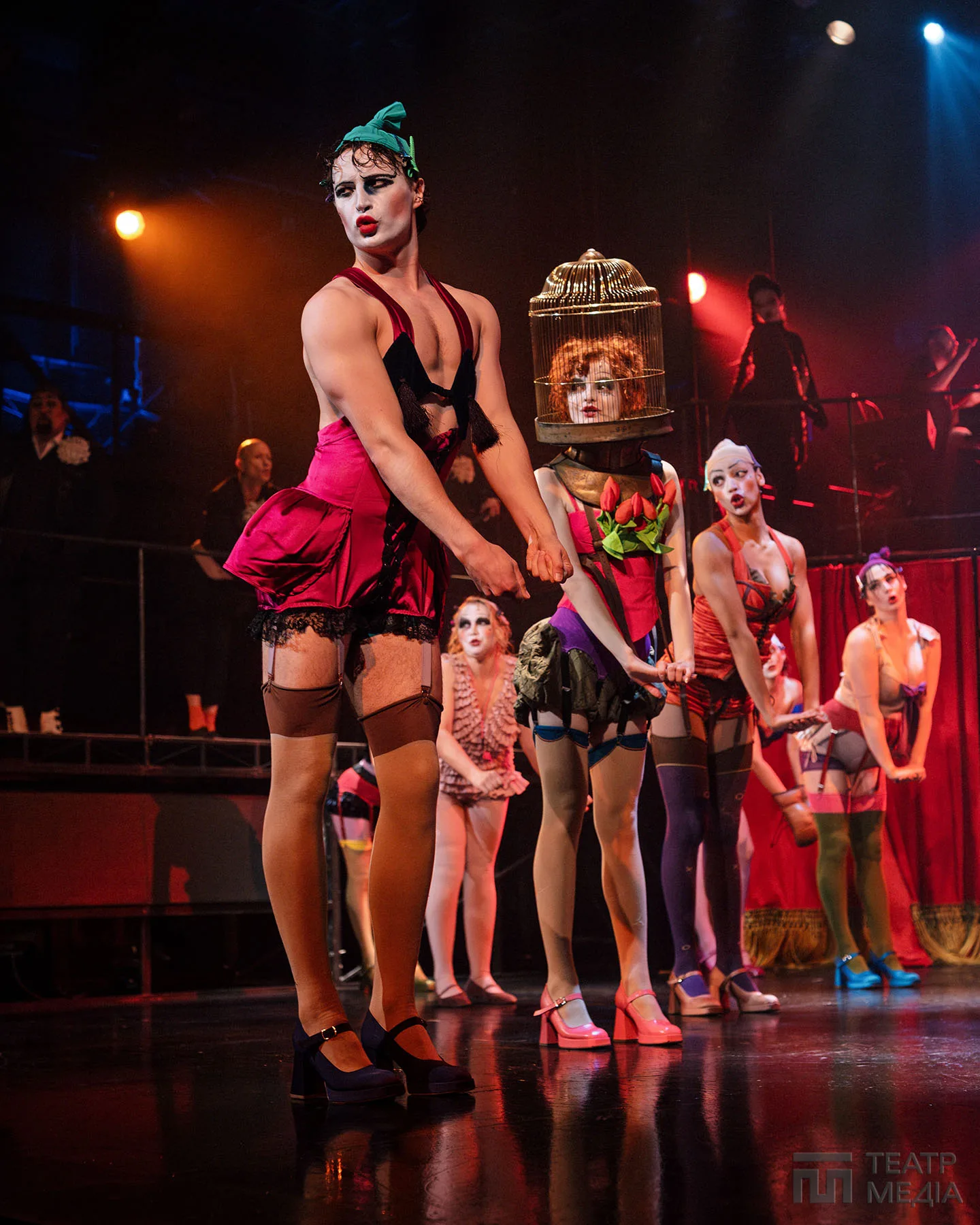 Ласкаво просимо, welcome!  In cabaret, у кабаре, до «Кабаре»!.. — 54