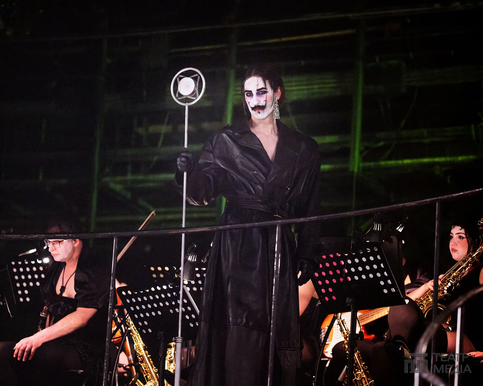 Ласкаво просимо, welcome!  In cabaret, у кабаре, до «Кабаре»!.. — 15