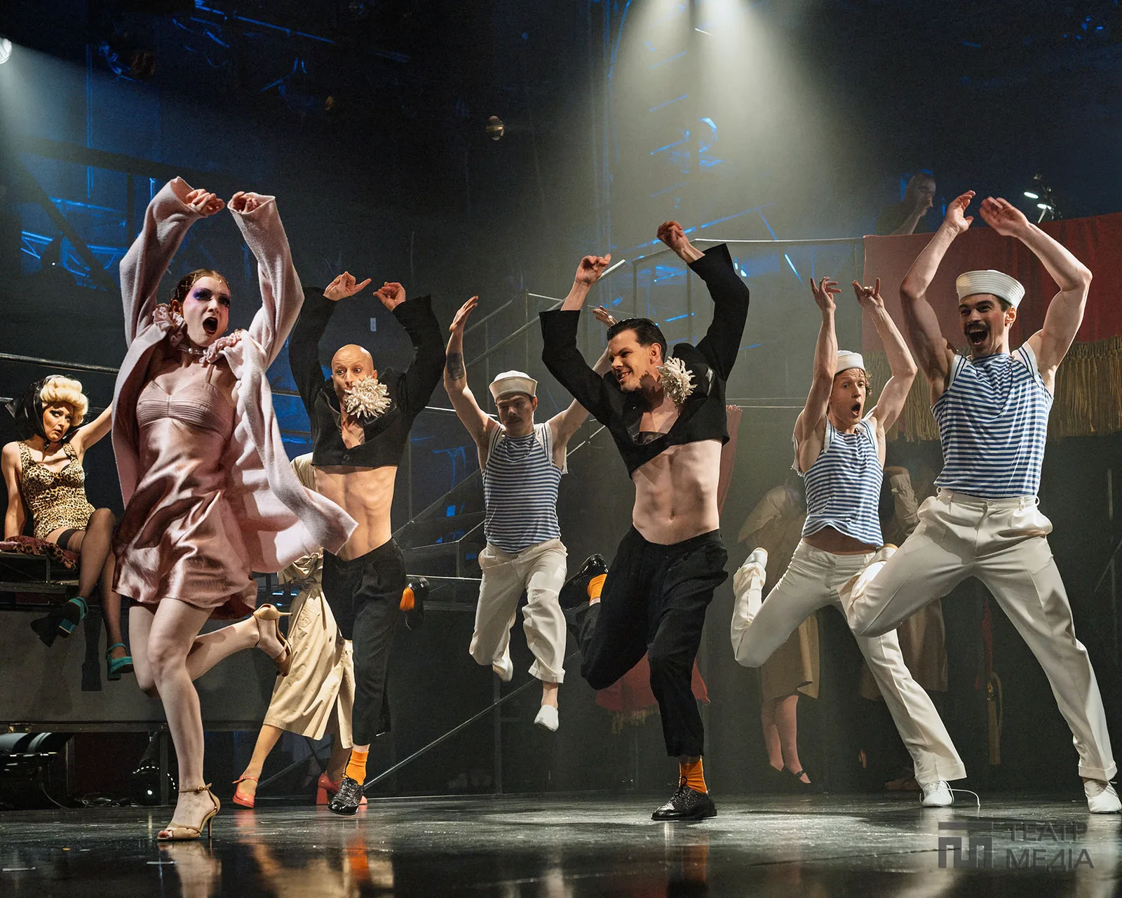 Ласкаво просимо, welcome!  In cabaret, у кабаре, до «Кабаре»!.. — 41