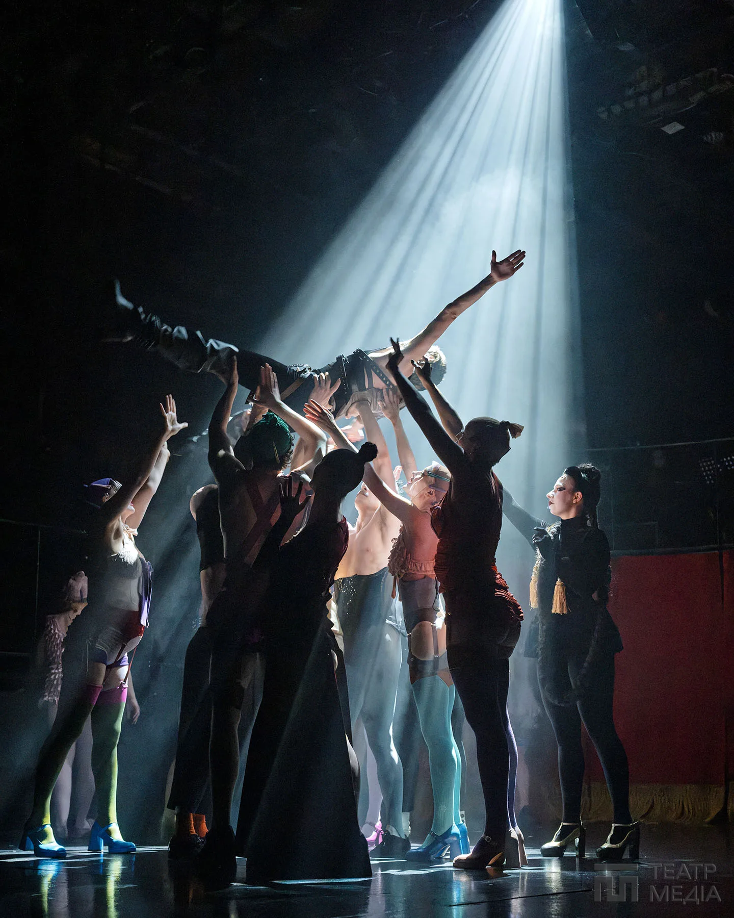 Ласкаво просимо, welcome!  In cabaret, у кабаре, до «Кабаре»!.. — 19