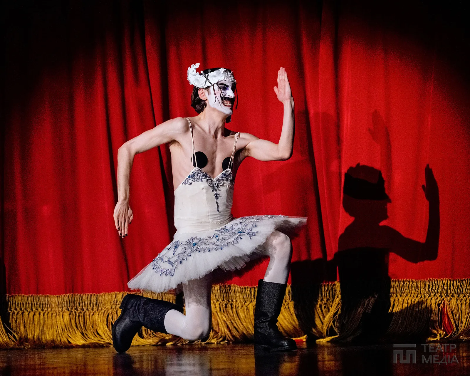 Ласкаво просимо, welcome!  In cabaret, у кабаре, до «Кабаре»!.. — 13