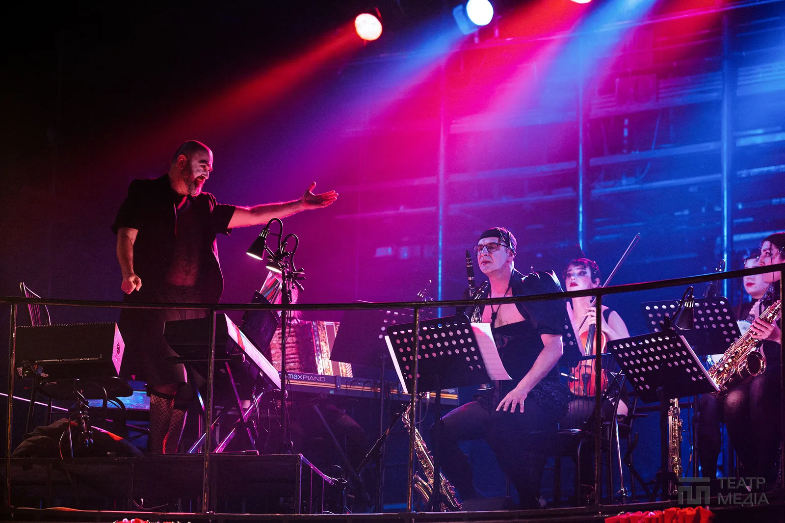 Ласкаво просимо, welcome!  In cabaret, у кабаре, до «Кабаре»!.. — 8