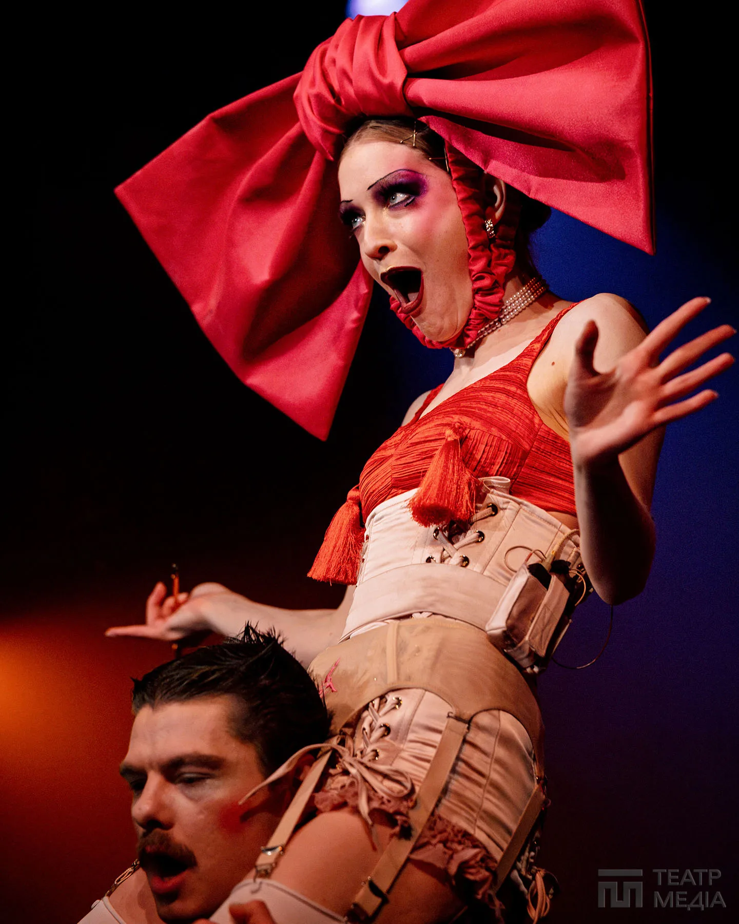 Ласкаво просимо, welcome!  In cabaret, у кабаре, до «Кабаре»!.. — 24