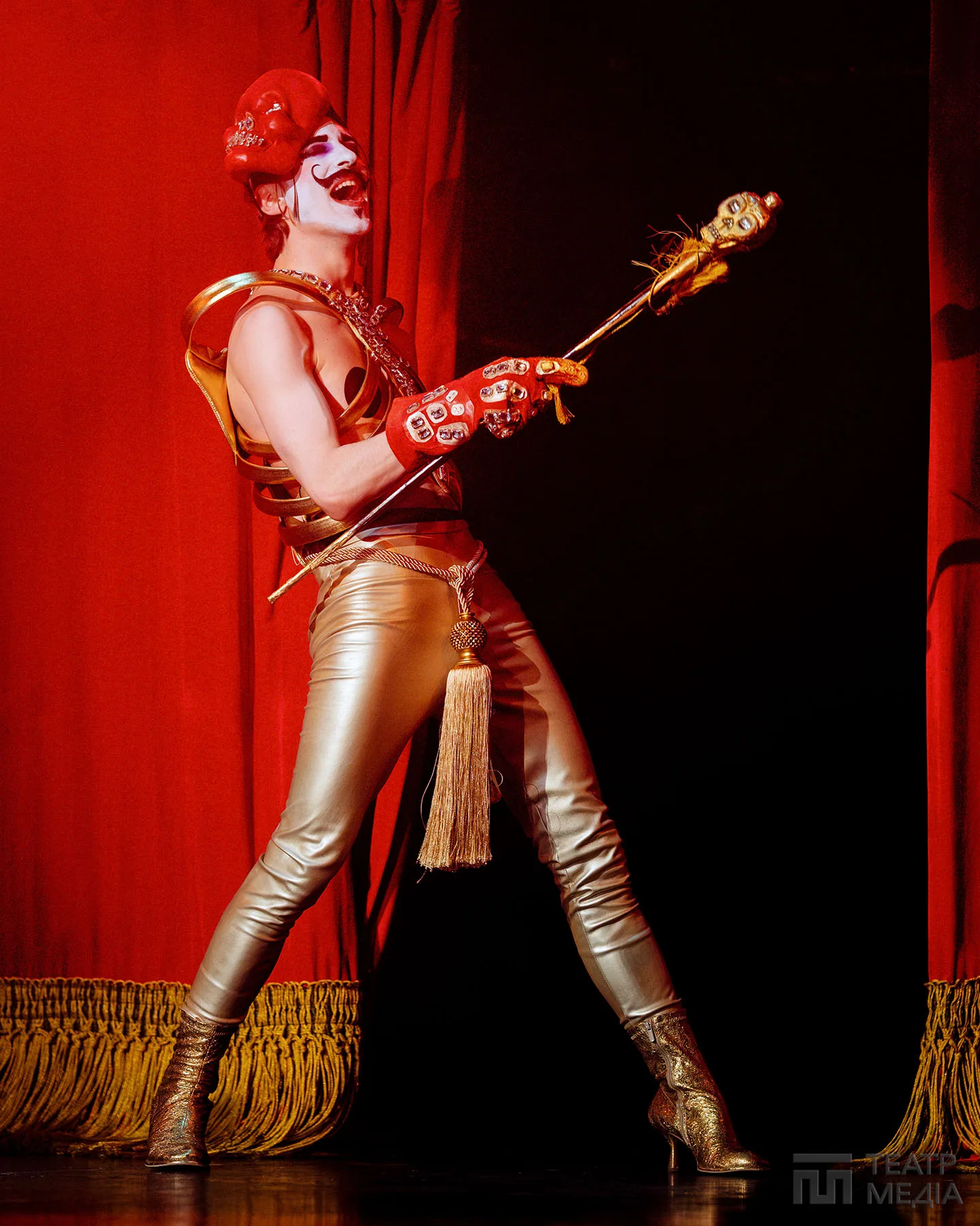 Ласкаво просимо, welcome!  In cabaret, у кабаре, до «Кабаре»!.. — 49