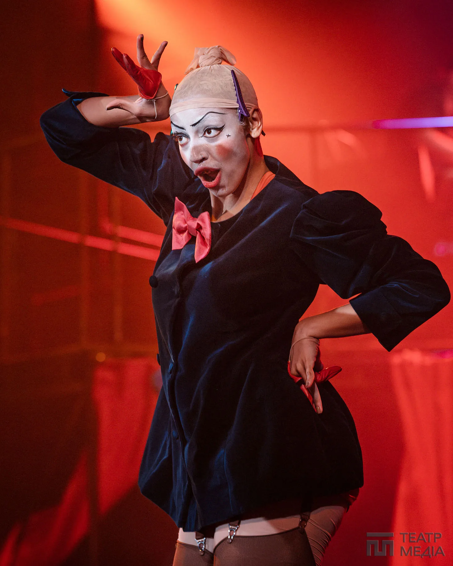 Ласкаво просимо, welcome!  In cabaret, у кабаре, до «Кабаре»!.. — 51