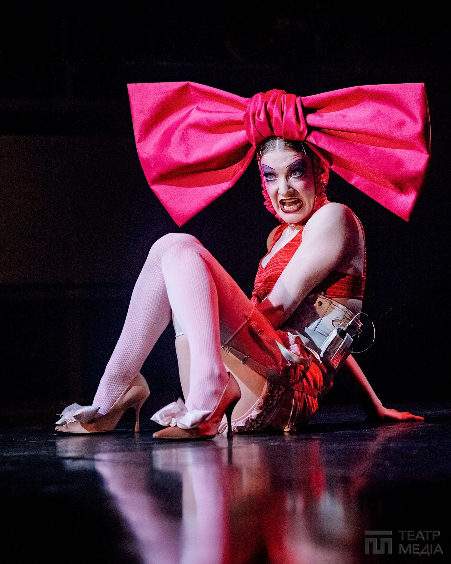 Ласкаво просимо, welcome!  In cabaret, у кабаре, до «Кабаре»!.. — 39