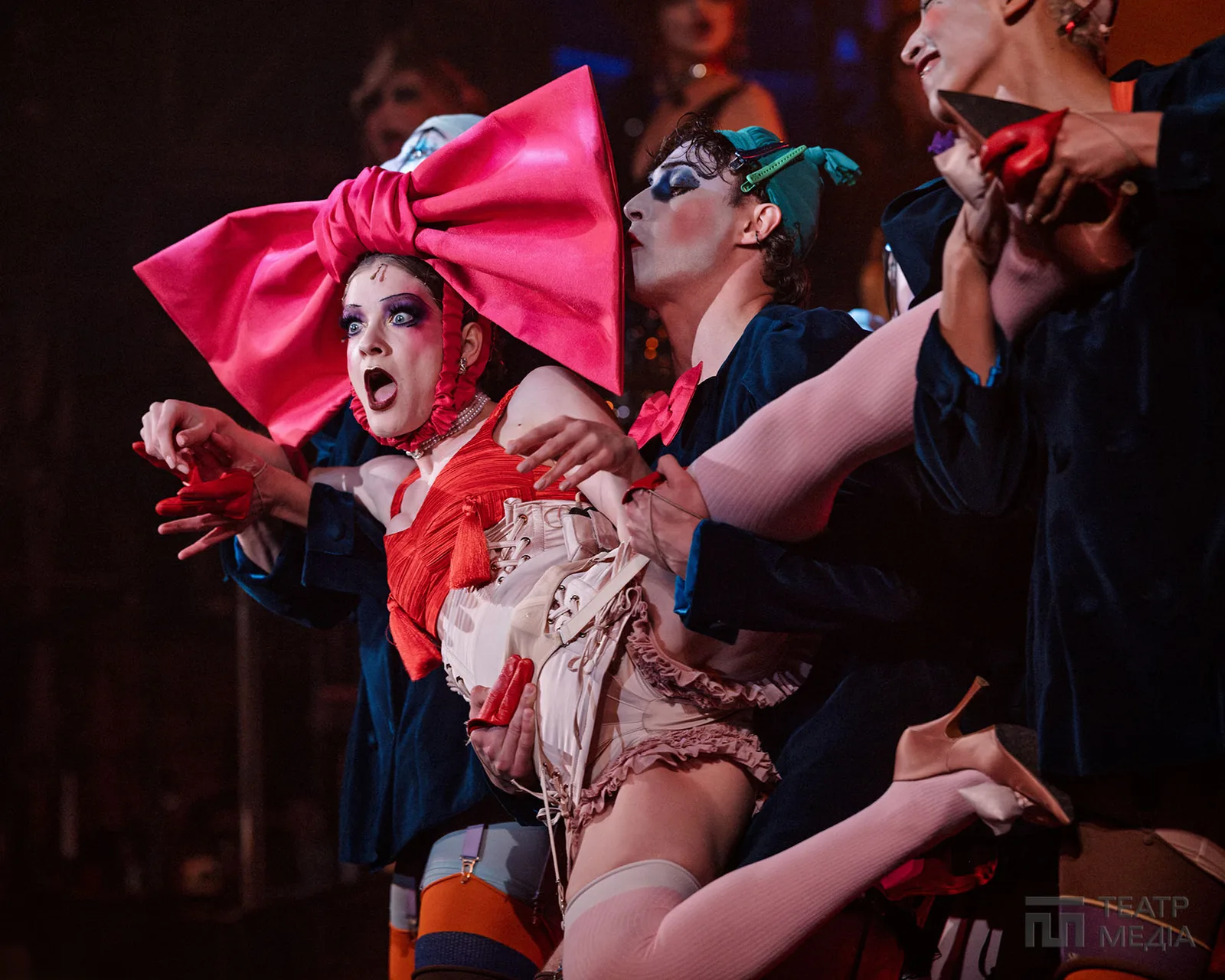Ласкаво просимо, welcome!  In cabaret, у кабаре, до «Кабаре»!.. — 50